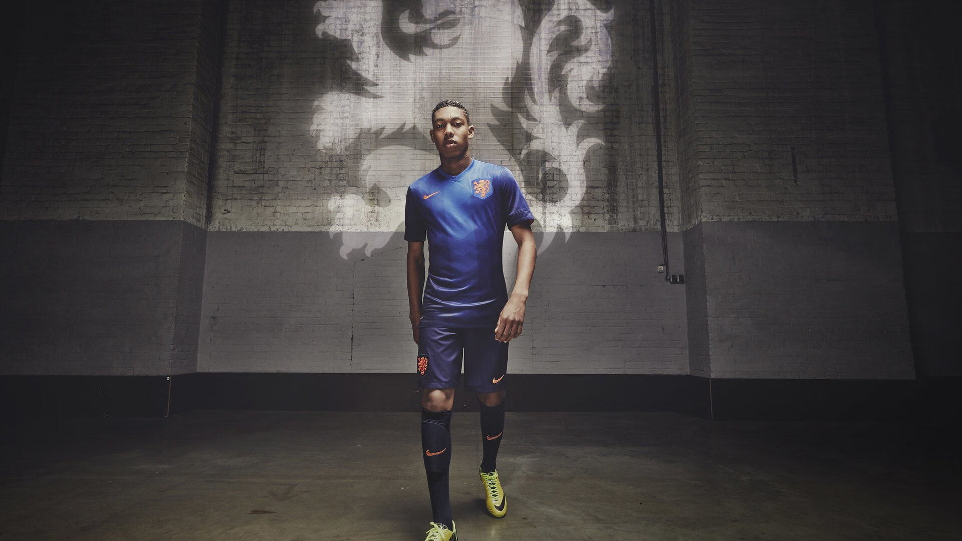 足球训练是否引入智能装备进行实时反馈系统，足球训练中有效的指导程序