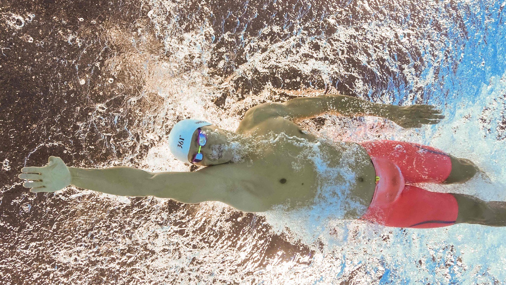 NBA超远三分压哨震撼全场：连解说都惊掉下巴